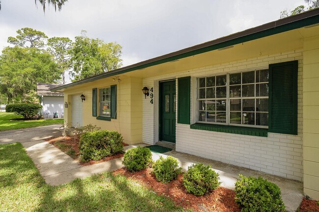 Building Photo - 494 Romano St