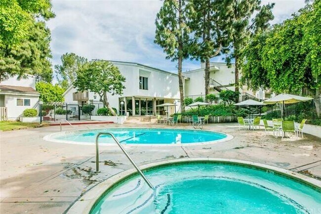Building Photo - Bright, comfortable, and spacious one bedroom Condominium