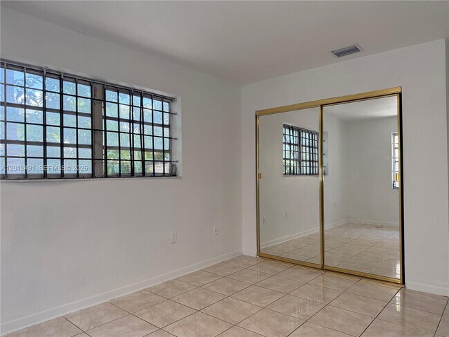 Building Photo - 1820 NW 19th Ave