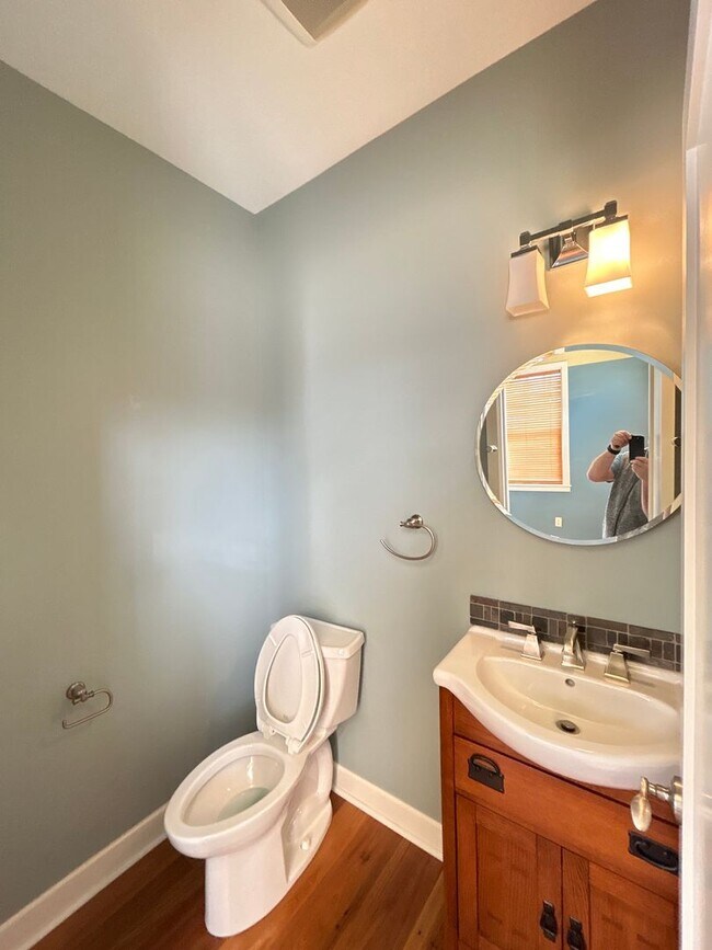 Building Photo - 2 Bedroom / 1.5 Bath Executive Apartment i...