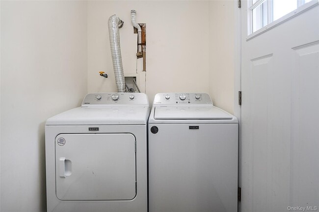 Building Photo - 987 Kings Pkwy