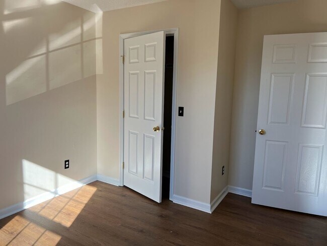 Building Photo - 3 bed 2 bath + 2 car garage- Jonesborough