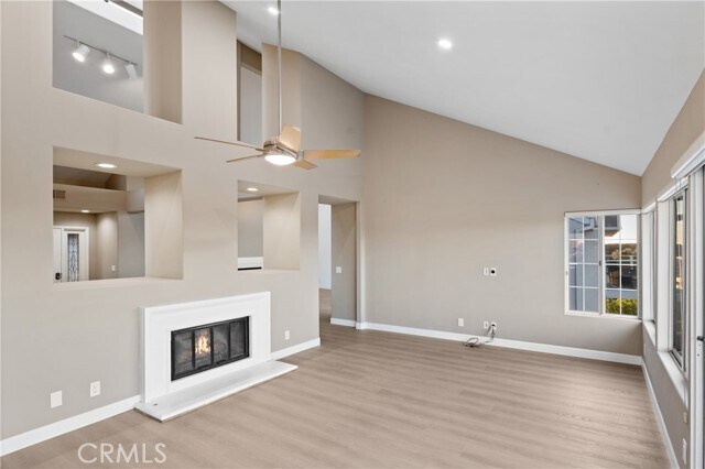 Building Photo - 6 Saros