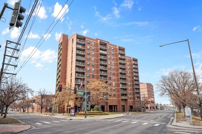 Building Photo - Modern Downtown 2 BDR with Parking