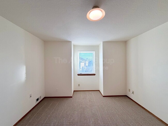 Building Photo - 719 SW Backcourt Pl