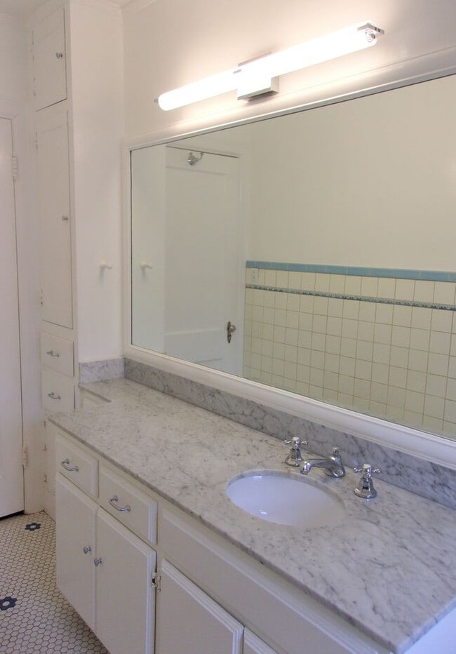 Building Photo - 3 BED 1 BATH TUDOR COTTAGE LAS VEGAS ADDIT...