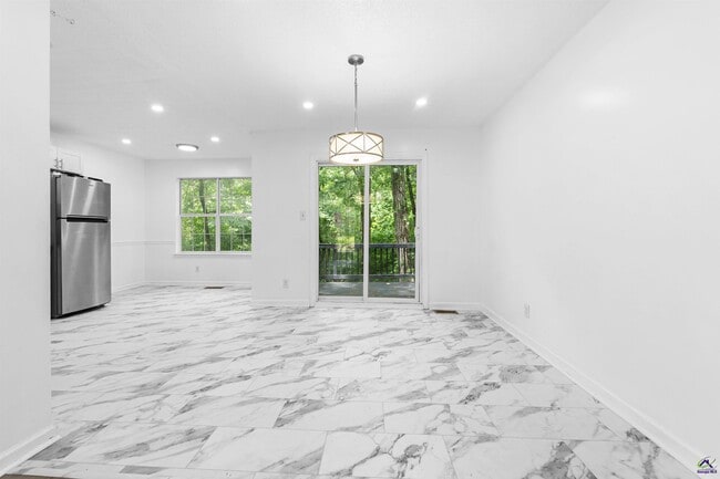 Building Photo - 118 Greentree Pkwy