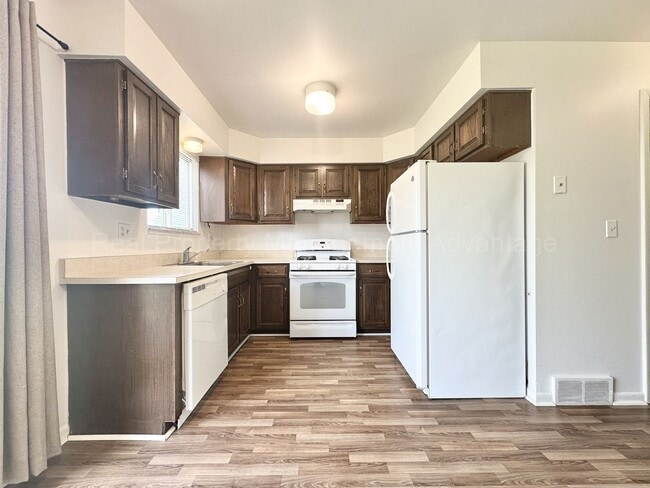 Building Photo - Renovated and Super Clean 2 Bed/1.5 Bath C...