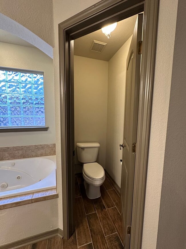 Building Photo - $2,200.00 Move-in-Special