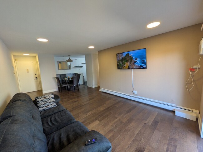 Building Photo - Newly Renovated 1-Bedroom Condo in the Hea...