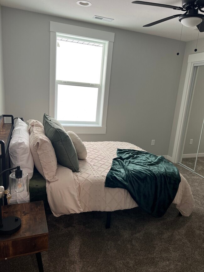 Building Photo - 418 W 18th St