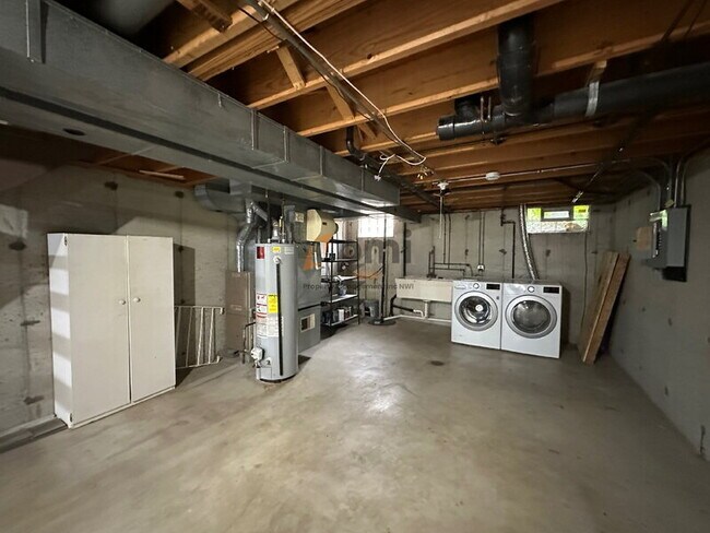 Building Photo - 711 Wellington Dr