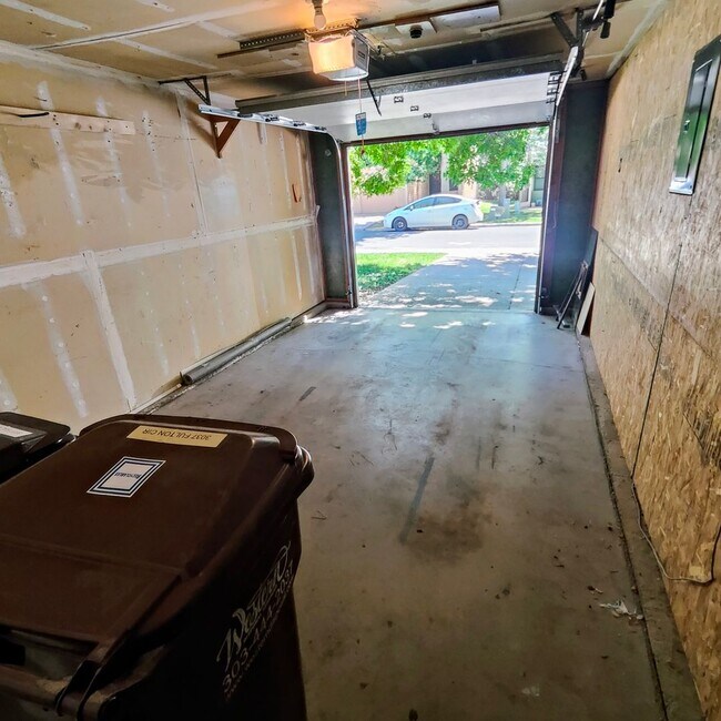 Building Photo - 3BR/2.5BA Townhome for Rent