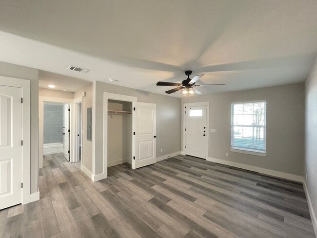 Building Photo - Modern 2 Bedroom 1 Full Bath Duplex with S...