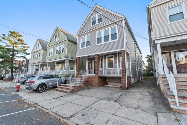 Building Photo - 170 W 10th St