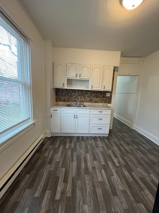 Building Photo - 11 N Ann St