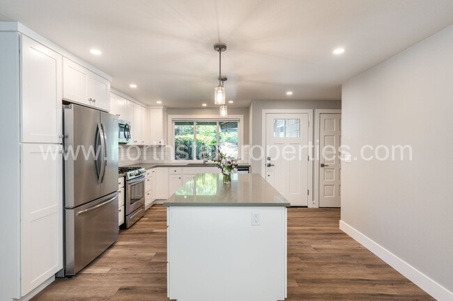 Building Photo - Beautifully fully remodeled Lake Oswego Du...