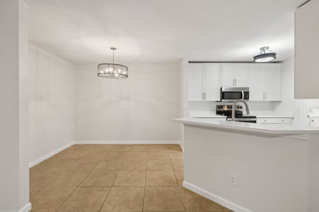 Building Photo - 9 Arbor Club Dr