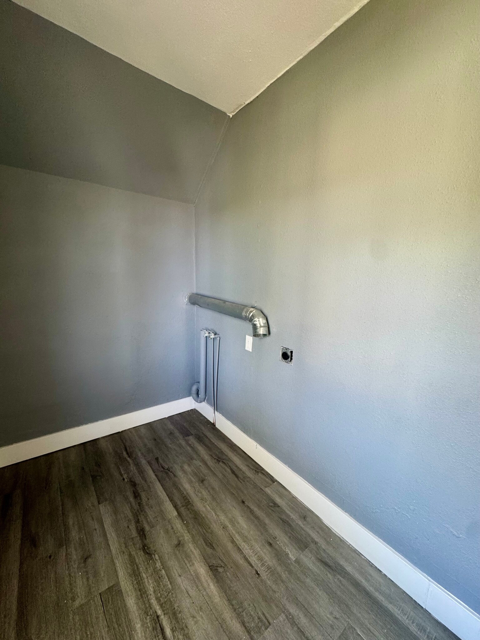 Building Photo - 616 E 6th St