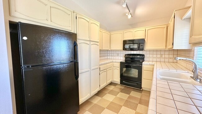 Building Photo - Lovely semi-attached, Single-Story Guest H...