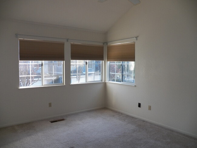 Building Photo - Spacious North San Jose Townhouse - Available Now!