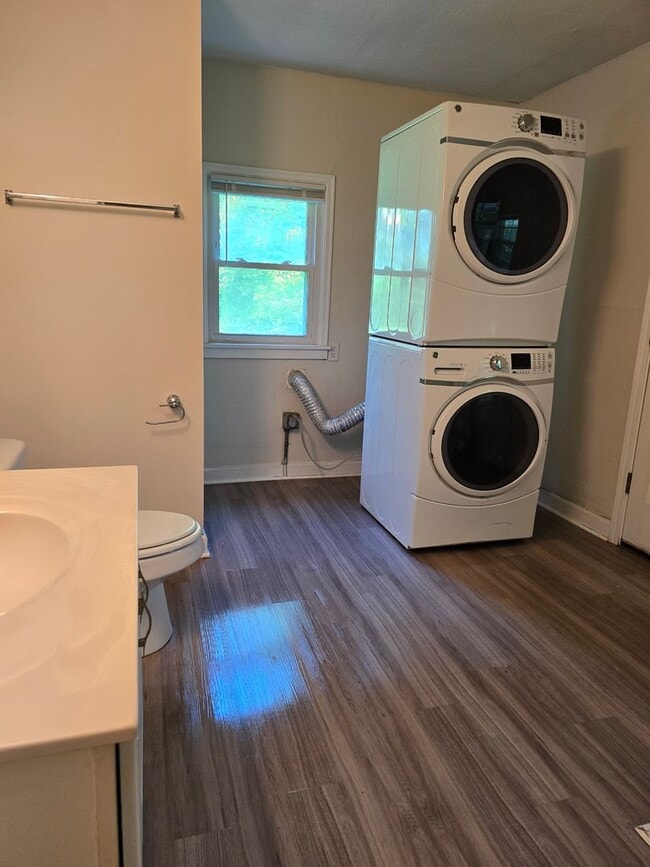 Building Photo - 3 bed/2 bath single- family home