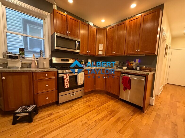 Building Photo - 99 Calumet St