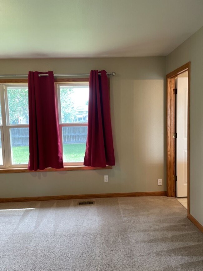 Building Photo - 4 Bed 2.5 Bath Home in Windsor