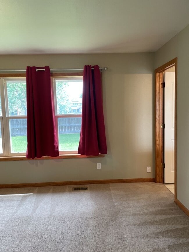 Building Photo - Start a Lease by 12/1 and Receive a $500 R...