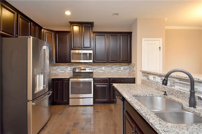 Building Photo - 618 Edison Dr