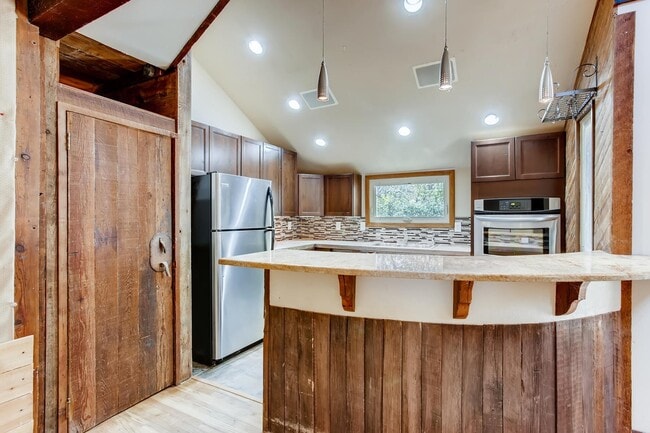 Building Photo - 1525 Crestmore Pl