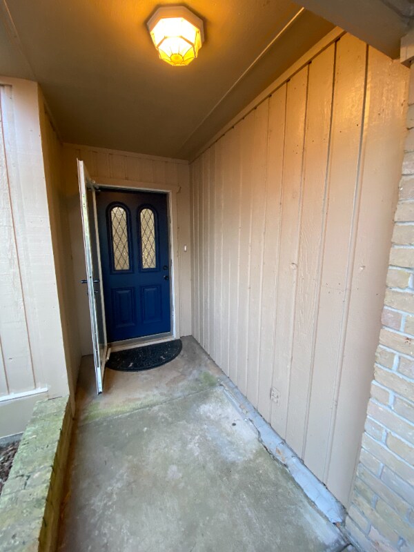 Building Photo - 3320 Lockhaven Dr