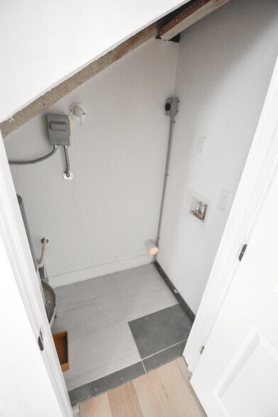 Landry Room - 812 W Russell Pl