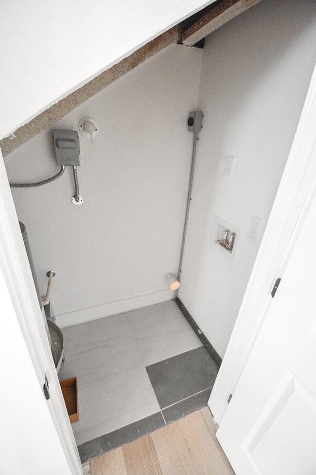 Landry Room - 812 W Russell Pl