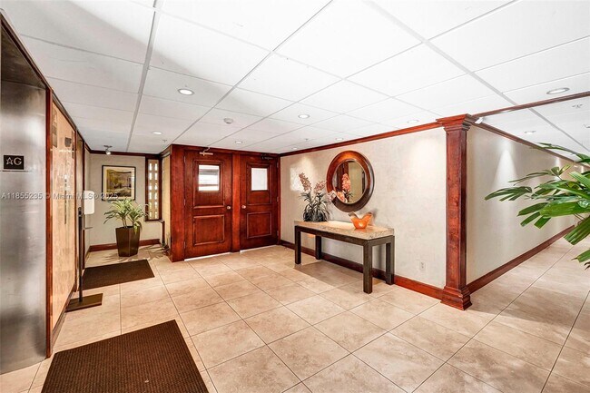 Building Photo - 1430 Brickell Bay Dr