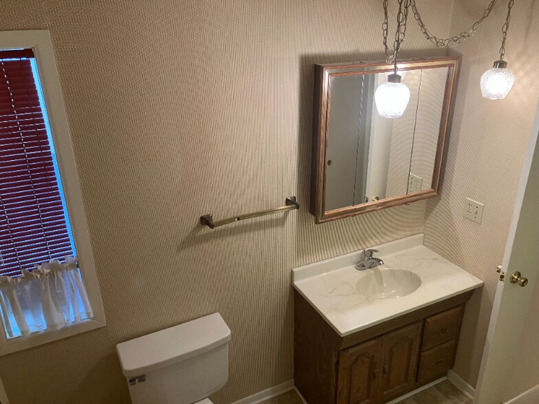 Building Photo - 811 NW B St