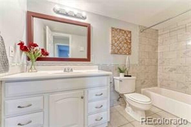 Building Photo - Charming 1BR Condo in Lakewood