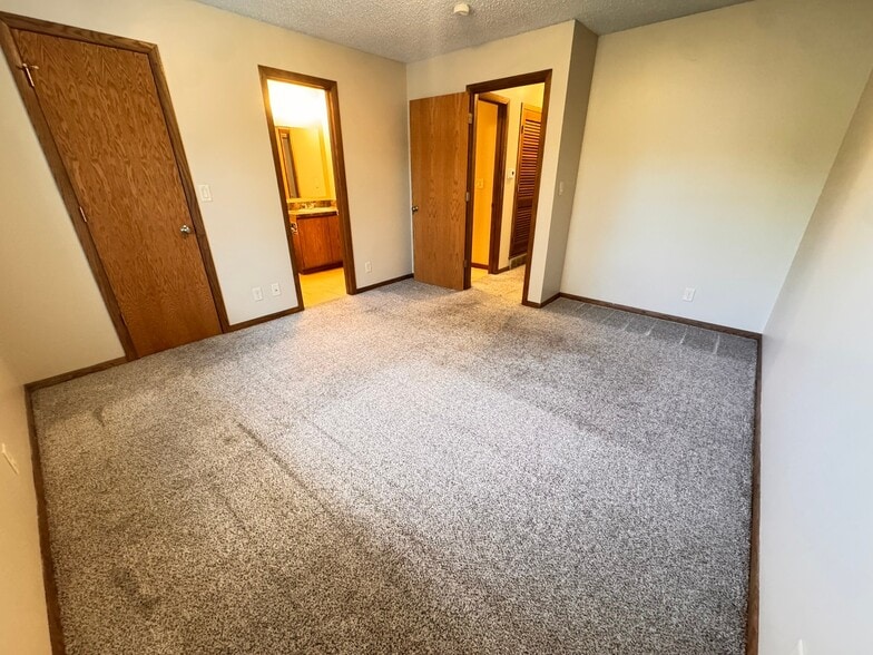 Building Photo - 5010 Emerald Dr