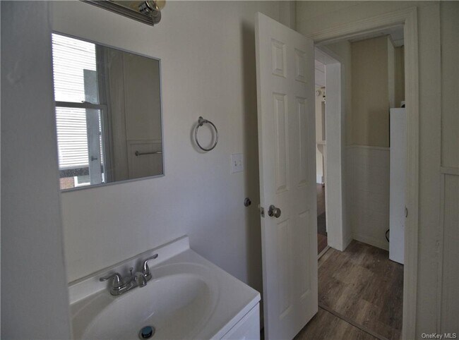 Building Photo - 83 Hudson St