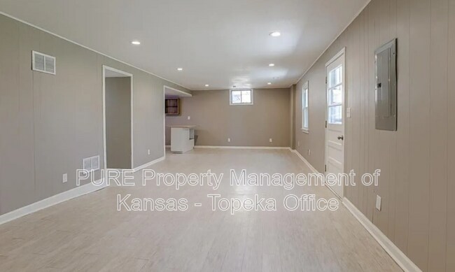 Building Photo - 9917 Flora Ave