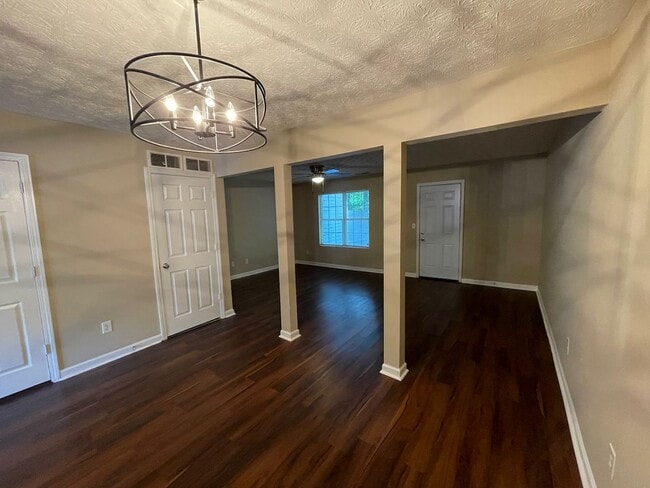 Building Photo - Fresh Renovation, 3 Bedroom Townhouse