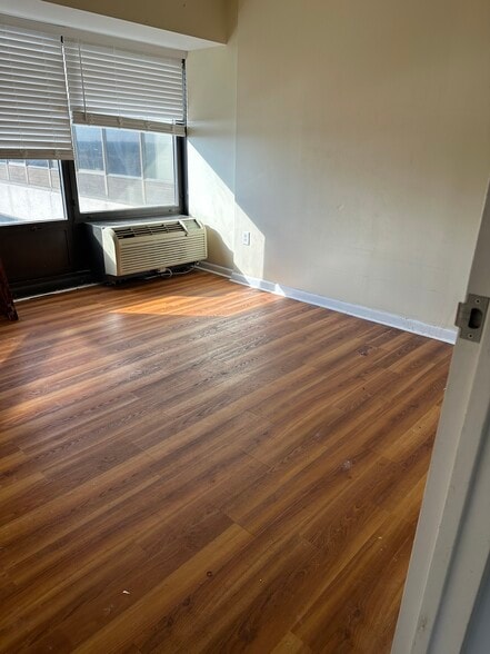 Building Photo - 300 Riverfront Dr