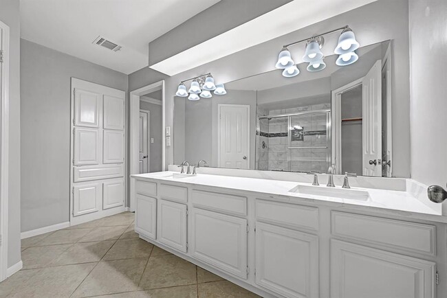 Building Photo - 2903 Woodland Grove Dr