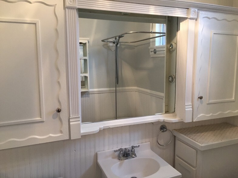 Bathroom - 1520 S Louisiana St