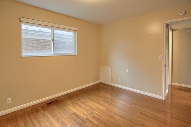 Building Photo - Stunning Condo Unit In Prime Location!