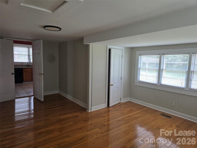 Building Photo - 123 Charleston Dr