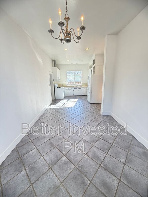 Building Photo - 559 N Oak St