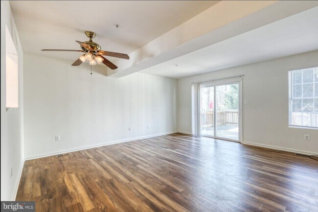 Living room/Dinning Room - 6 Amberlady Ct