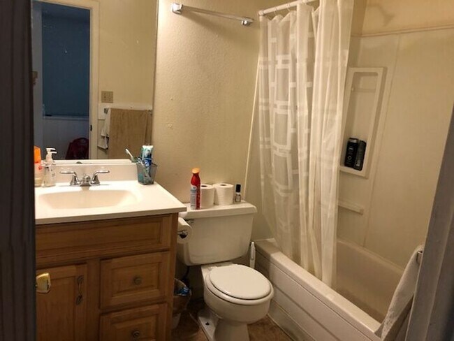 Building Photo - Single Family Home For Rent!