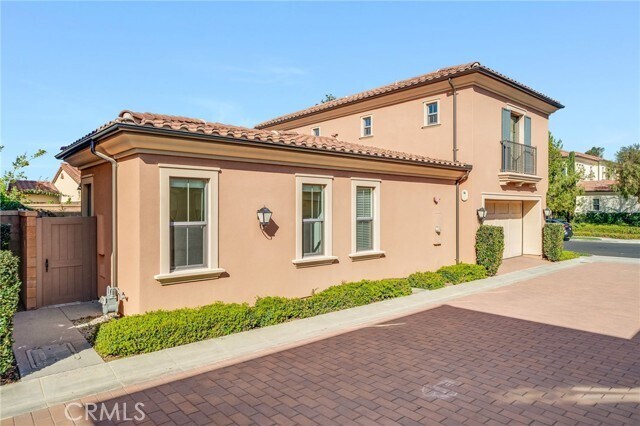 Building Photo - 64 Meander